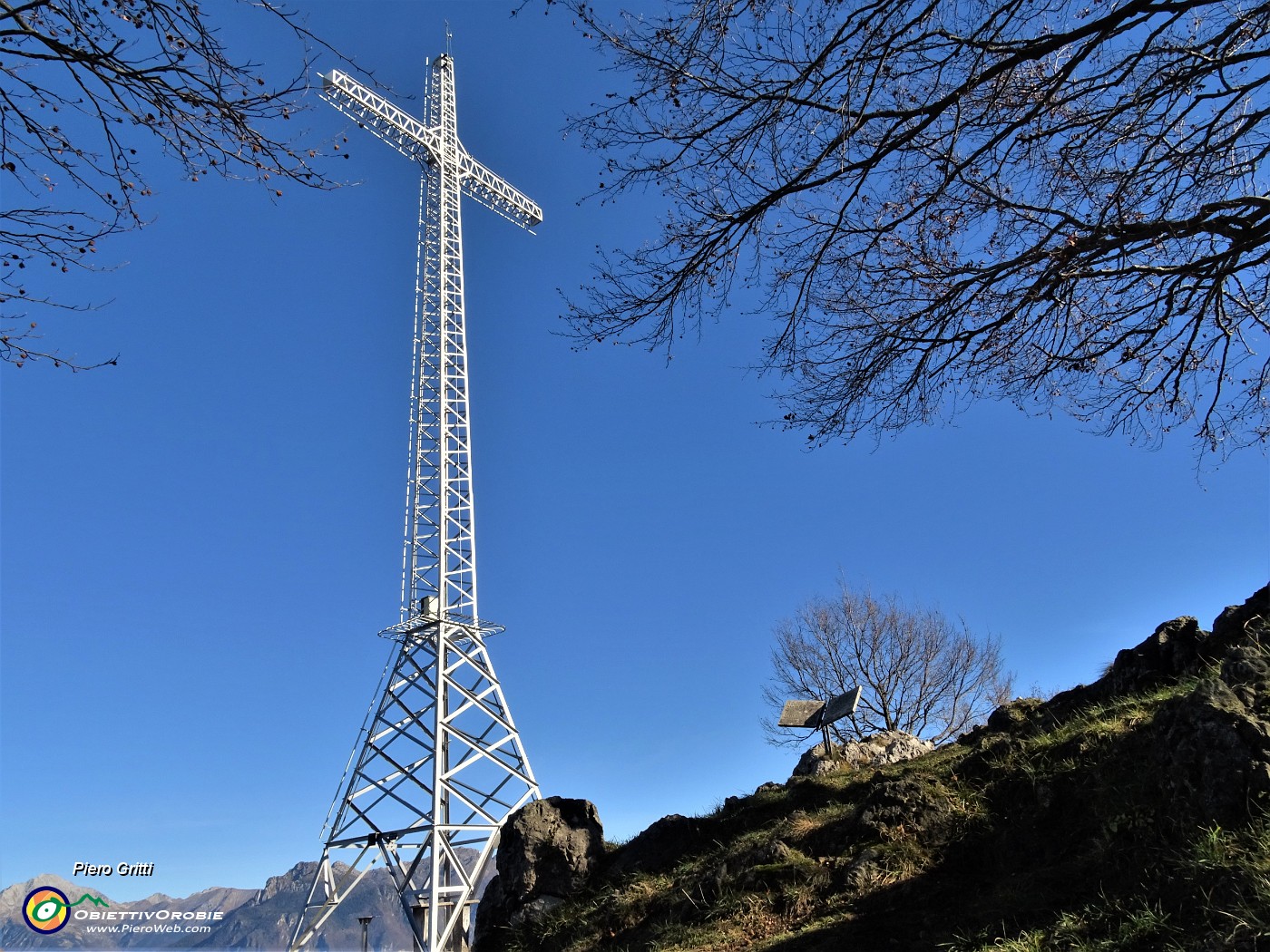 48 Alla  alta roce di vetta del Monte Zucco (1232 m) .JPG